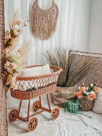 Oude wieg van riet en hout beschikbaar voor biedingen