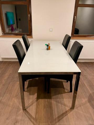 Table a manger beschikbaar voor biedingen