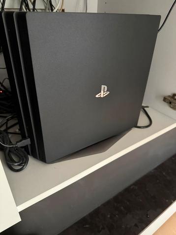 Playstation 4 pro + 2 controllers + standaard beschikbaar voor biedingen