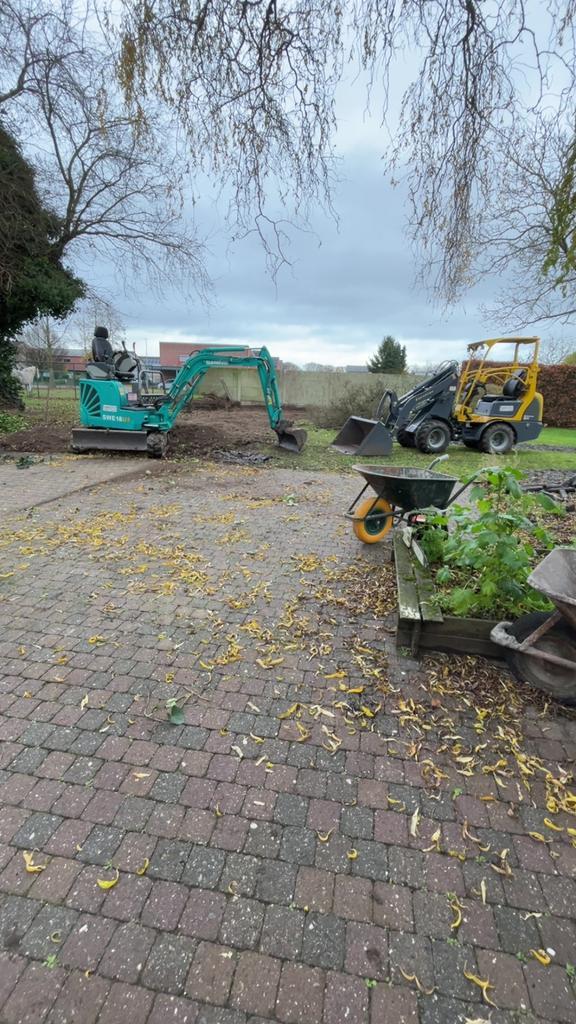 Mini graver &kniklader te huur, Articles professionnels, Machines & Construction | Grues & Excavatrices, Enlèvement