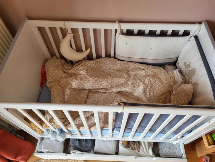Lit bébé LA REDOUTE en bon état (matelas & tour de lit incl), Enfants & Bébés, Berceaux & Lits, Comme neuf, Lit, Enlèvement
