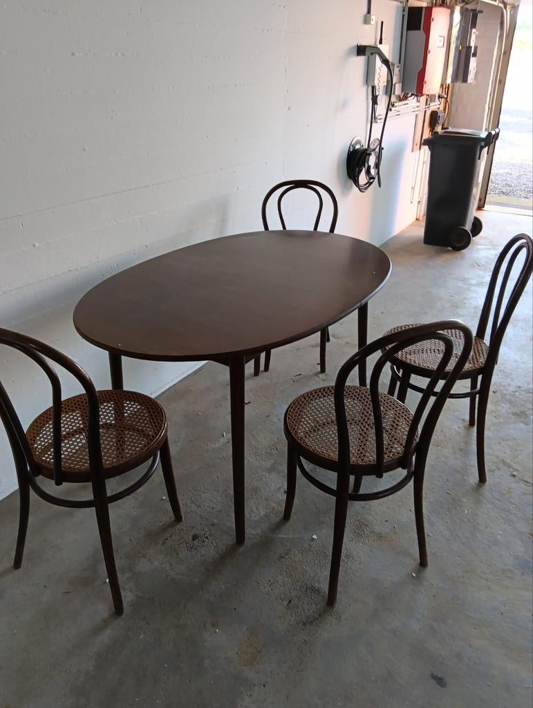 Tafel en 4 Thonet stoelen, Ophalen