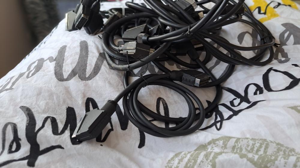 lot 32 adaptateurs divers scart péritel, Enlèvement ou Envoi