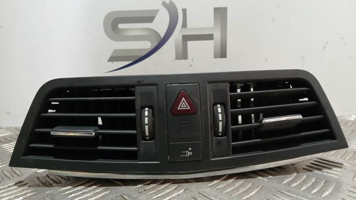 Luchtrooster Dashboard van een Mercedes E-Klasse, Auto-onderdelen, Dashboard en Schakelaars, Mercedes-Benz, Gebruikt, 3 maanden garantie