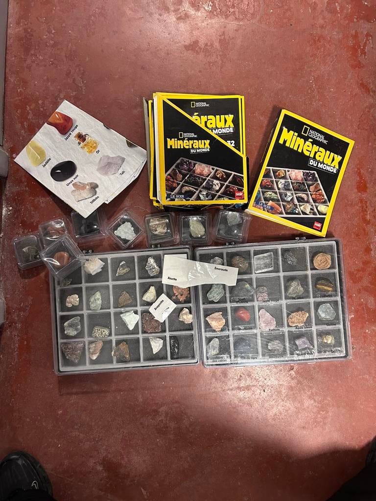 Collection minéraux avec fascicules compris, Enlèvement, Comme neuf