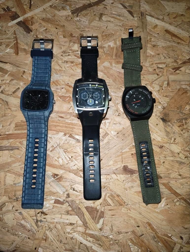 5 horloges Diesel, Ophalen