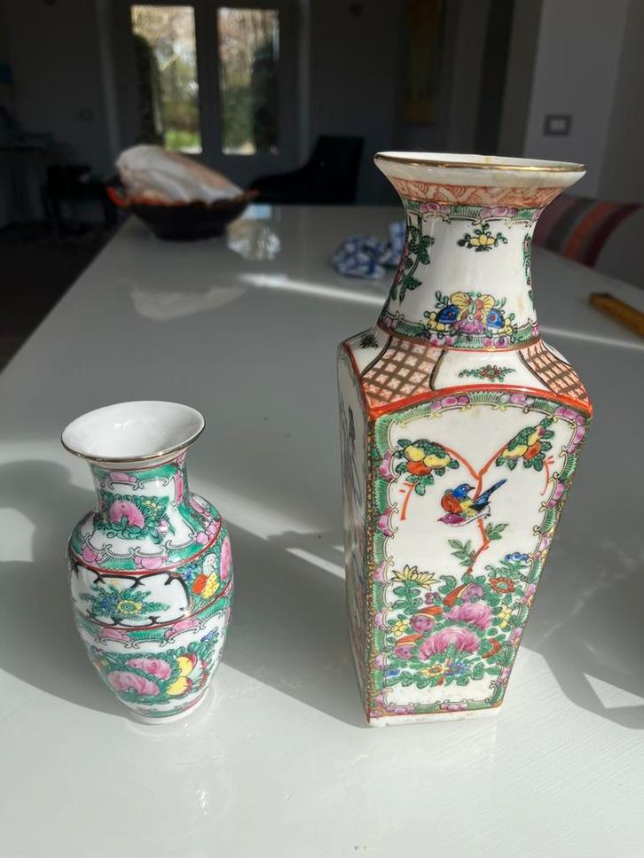 Twee fijn gedecoreerde porseleinen vazen - handbeschilderd, Antiek en Kunst, Antiek | Vazen, Ophalen