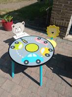 Speeltafeltje in hout. 2 mooie houten stoeltjes., Ophalen