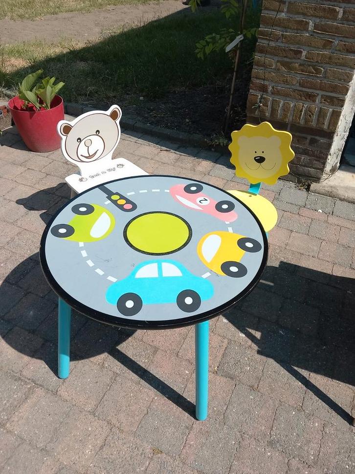 Speeltafeltje in hout. 2 mooie houten stoeltjes., Kinderen en Baby's, Kinderkamer | Overige Meubels, Ophalen