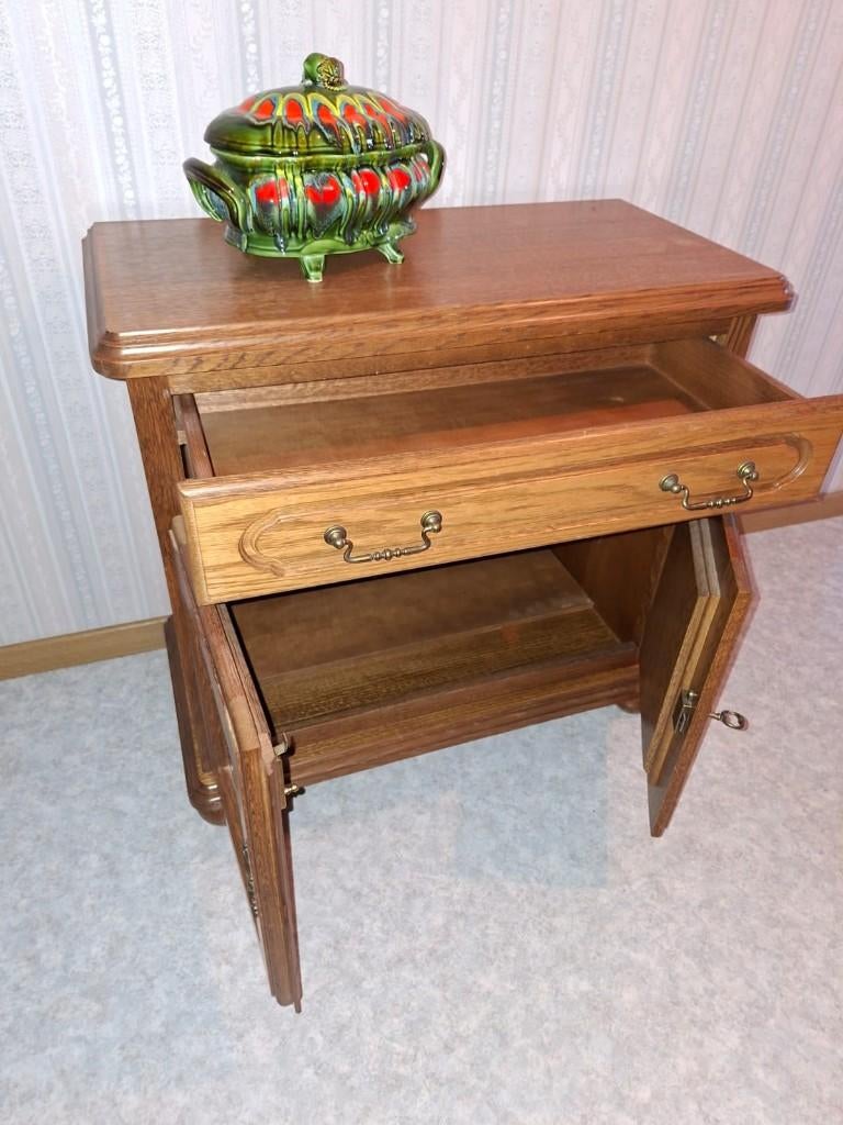 Kastje voor in de hal, Enlèvement