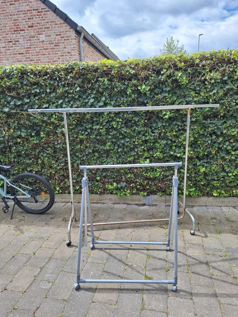 2 porte-vêtements, Enlèvement