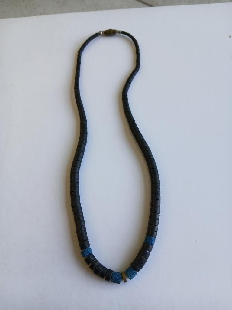 Collier 45 cm noir bleu et métal vieilli, Bijoux, Sacs & Beauté, Colliers, Enlèvement ou Envoi, Bleu