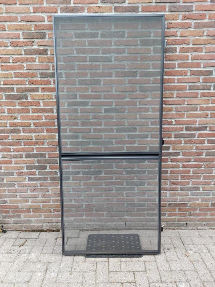 vliegendeur ‘Elegance’ (Livarti) met opbouwkader en deurpomp, Doe-het-zelf en Bouw, Deuren en Vliegenramen, Gebruikt, Hordeur