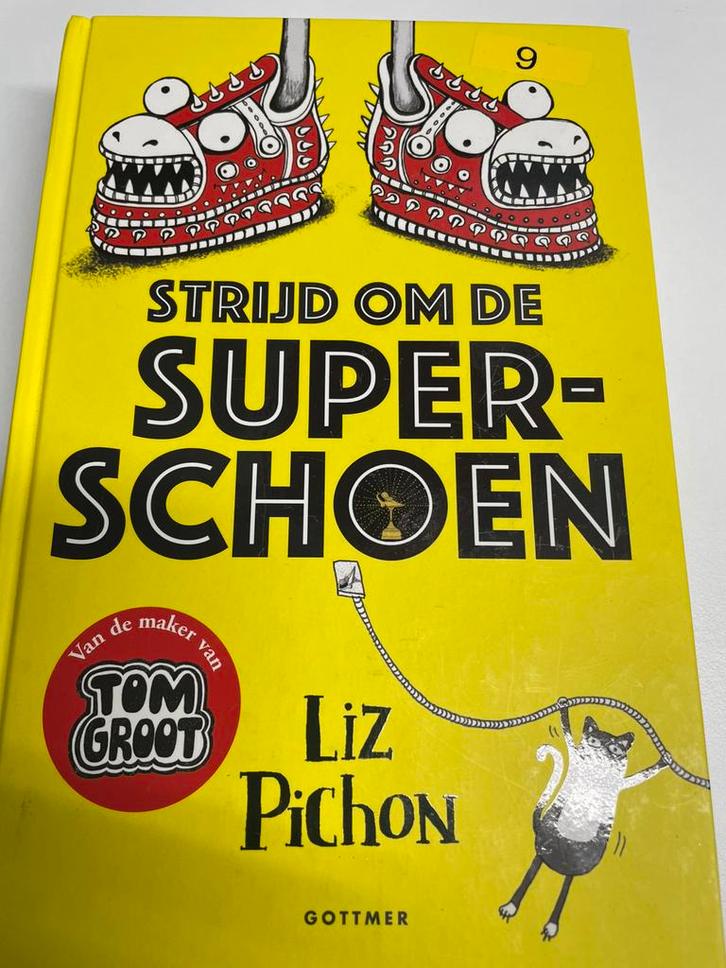 Liz Pichon - Strijd om de superschoen, Boeken, Kinderboeken | Jeugd | 10 tot 12 jaar, Zo goed als nieuw, Ophalen