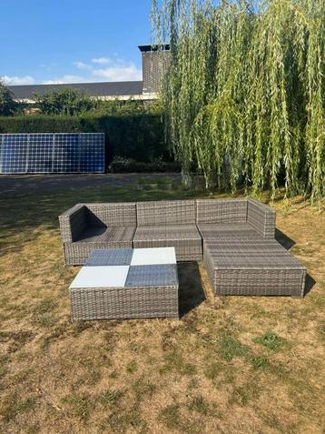 Loungeset met tafel beschikbaar voor biedingen