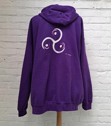 toffe vest met kap en Triskel disponible aux enchères