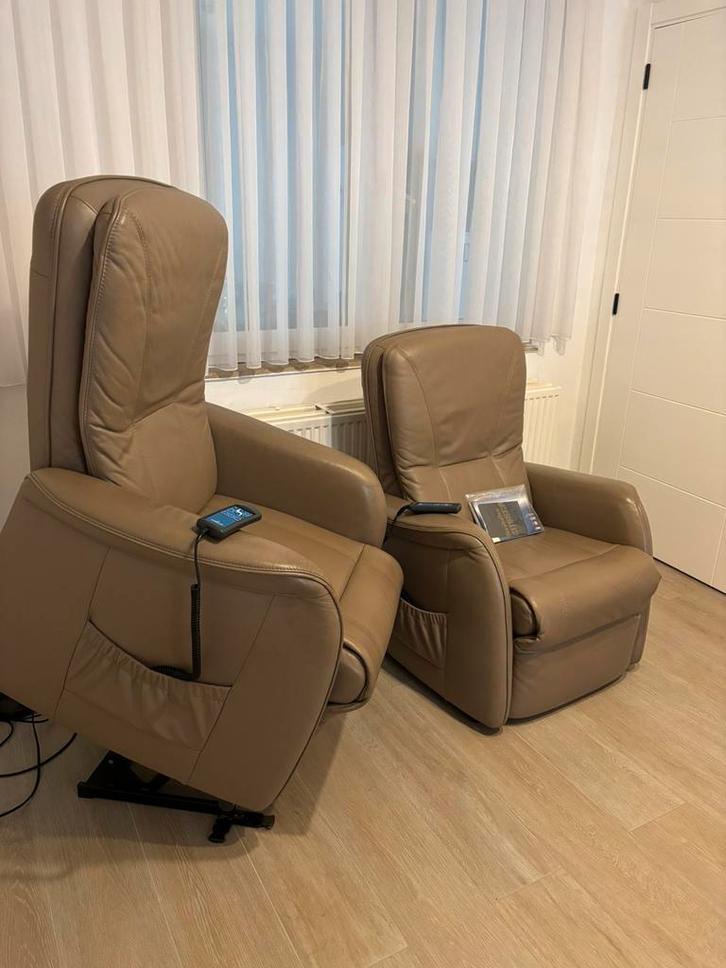 2 X FAUTEUILS INCLINABLES ÉLECTRIQUES EN CUIR HIMOLLA, Maison & Meubles, Fauteuils, Comme neuf, Cuir, Enlèvement