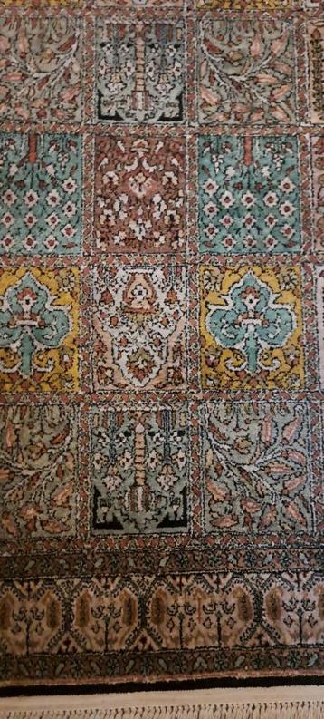 perzisch,Oosterse tapijt ( kashmir )stijl met leuke motieven beschikbaar voor biedingen