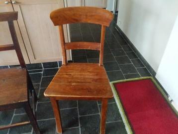 Houten stoel  beschikbaar voor biedingen