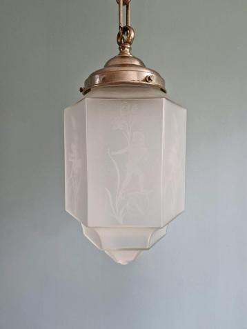 Skyscraper Art Deco hanglamp, gesatineerd en geëtst glas beschikbaar voor biedingen