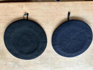 Berets noirs en feutrine, Enlèvement