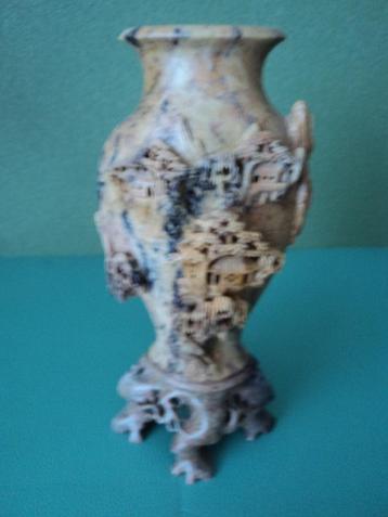 vaas in speksteen beschikbaar voor biedingen