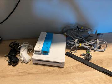 Wii-console met 2 controllers, 2 Nunchuks en 2 games, Enlèvement ou Envoi, Utilisé, Avec 2 manettes, Avec jeux