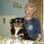 man 60+ geeft ontspannende massage aan m-v-mv-vv