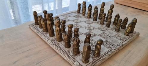Afrikaans schaakbord met beeldjes in messing, Antiquités & Art, Art | Sculptures & Bois, Enlèvement