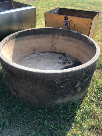 Betonnen bak beschikbaar voor biedingen