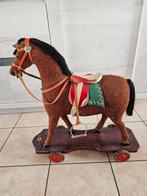 oud speelgoed paard op plank met wielen, Ophalen