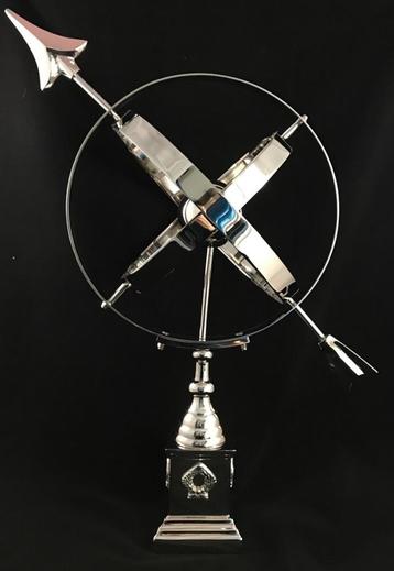 Prachtige zonnewijzer op voet, aluminium-vernikkeld, decorat beschikbaar voor biedingen