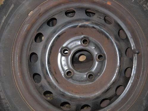 2 R.neige 15" KIA /HYUNDAI 185/65R15 et 1pneu été 185/60/14, Auto-onderdelen, Banden en Velgen, Band(en), Winterbanden, Ophalen of Verzenden