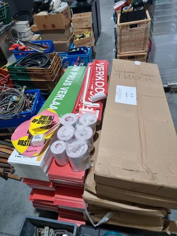 Volledig pallet met borden voor immo beschikbaar voor biedingen