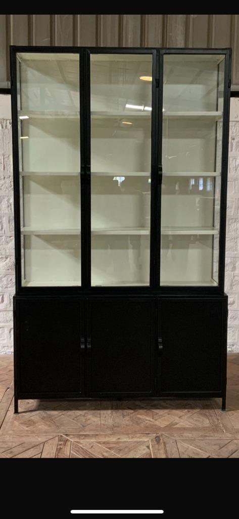 VITRINEKAST exclusief zwart metaal glas 142 cm breed actie, Huis en Inrichting, Kasten | Vitrinekasten, Nieuw, 200 cm of meer