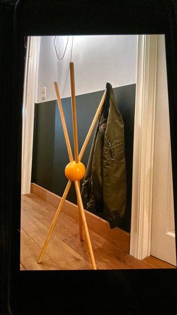 Mooie kinderkapstok met gele bol. beschikbaar voor biedingen