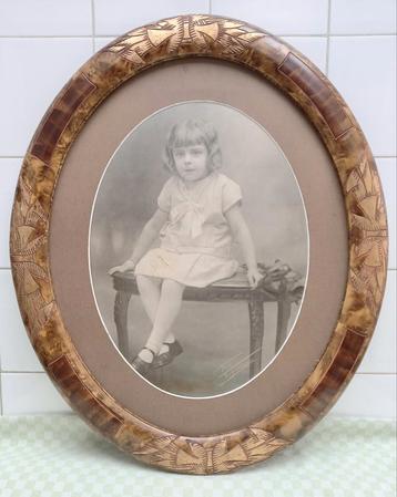 ANTIEKE mooie OVALE LIJST met oude foto v.kindje. H57/B47 cm