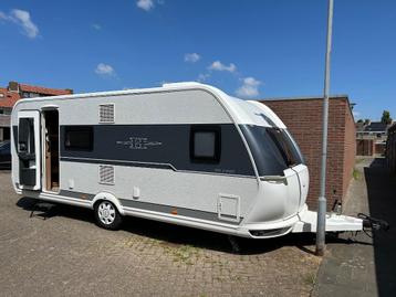 Hobby 560 kmfe in topstaat met airco en Isabella tent., Caravans en Kamperen, Hobby, Particulier, Ringverwarming, 5 tot 6 meter