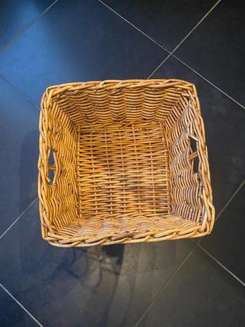 rieten mandje beschikbaar voor biedingen