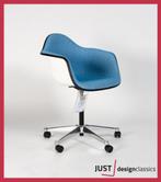 Vitra Eames Plastic Arm Chair PACC Blauw (voorraad:10), Comme neuf, Bleu, Cinq, Six Chaises ou plus, Enlèvement ou Envoi
