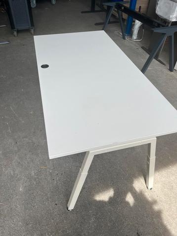 Samas bureau wit 160x80cm beschikbaar voor biedingen