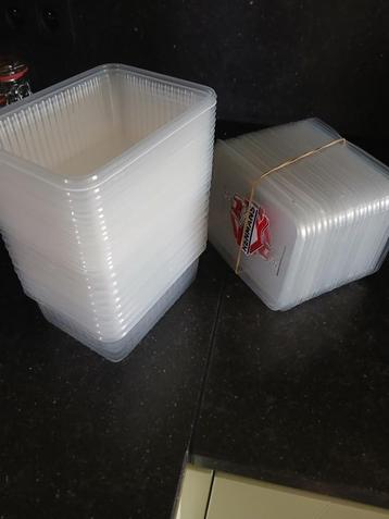 plastic bakjes met deksel beschikbaar voor biedingen