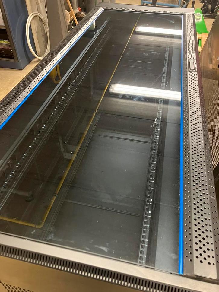 42U datakast met glazen voordeur in nieuwstaat, Computers en Software, Serverkasten, Plaatstaal, Ophalen