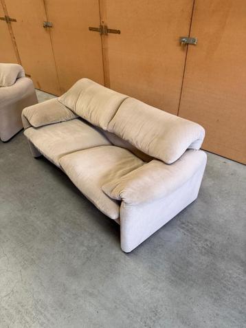 Cassina Maralunga tweepersoons design bank beschikbaar voor biedingen