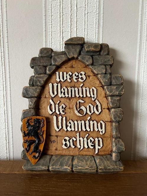 Wandplaat "Wees Vlaming die God Vlaming schiep" in hout-look, Antiek en Kunst, Antiek | Wandborden en Tegels, Ophalen