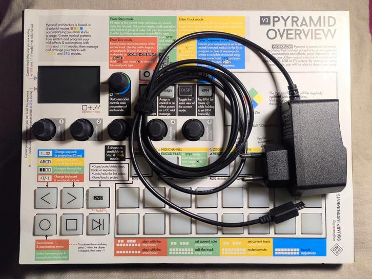 Squarp Pyramid MK1 – sequencer + PSU + overlay, Musique & Instruments, Équipement Midi, Utilisé, Enlèvement ou Envoi