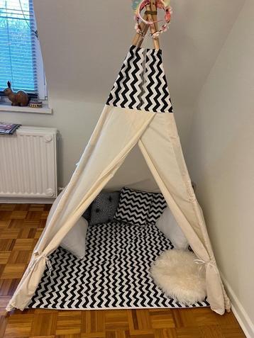 Tipi enfant disponible aux enchères