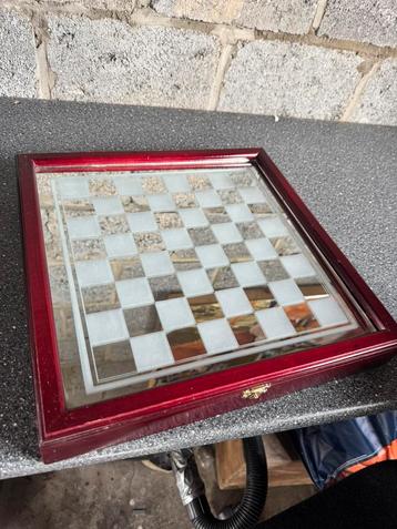 Stijlvol glazen schaakbord – compleet en in topstaat beschikbaar voor biedingen