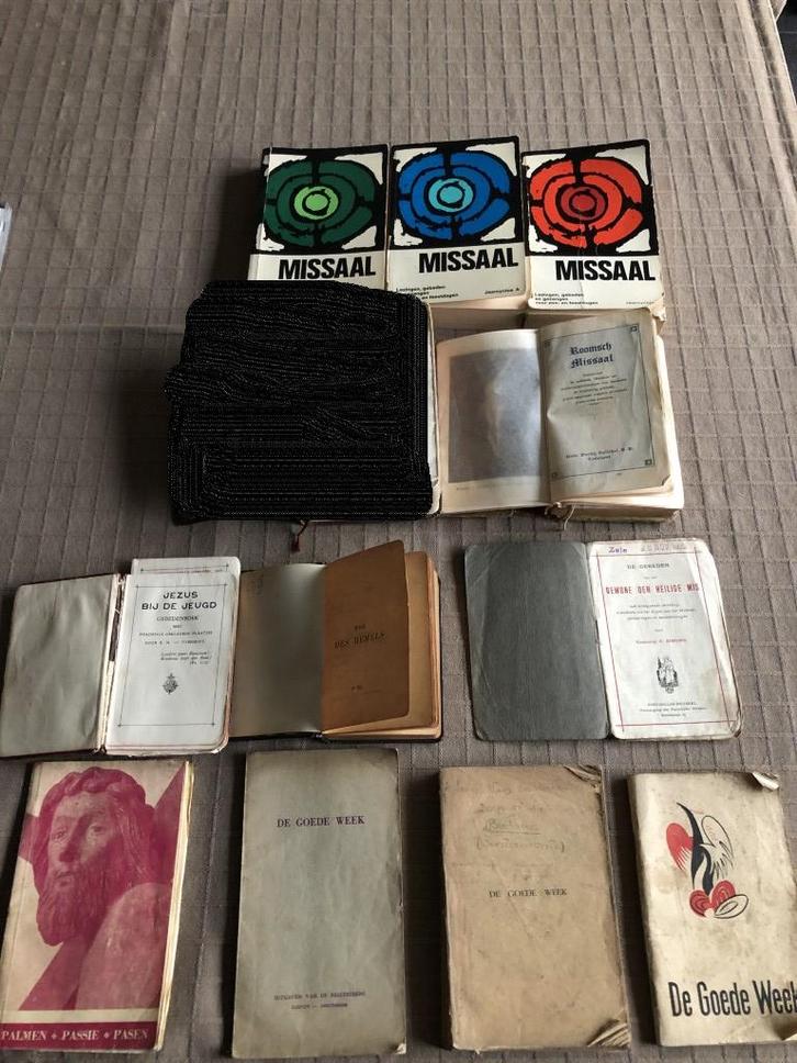 4 missalen en 7 gebedenboeken, Verzamelen, Religie, Ophalen of Verzenden