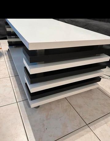 Klassiekere salon tafel beschikbaar voor biedingen